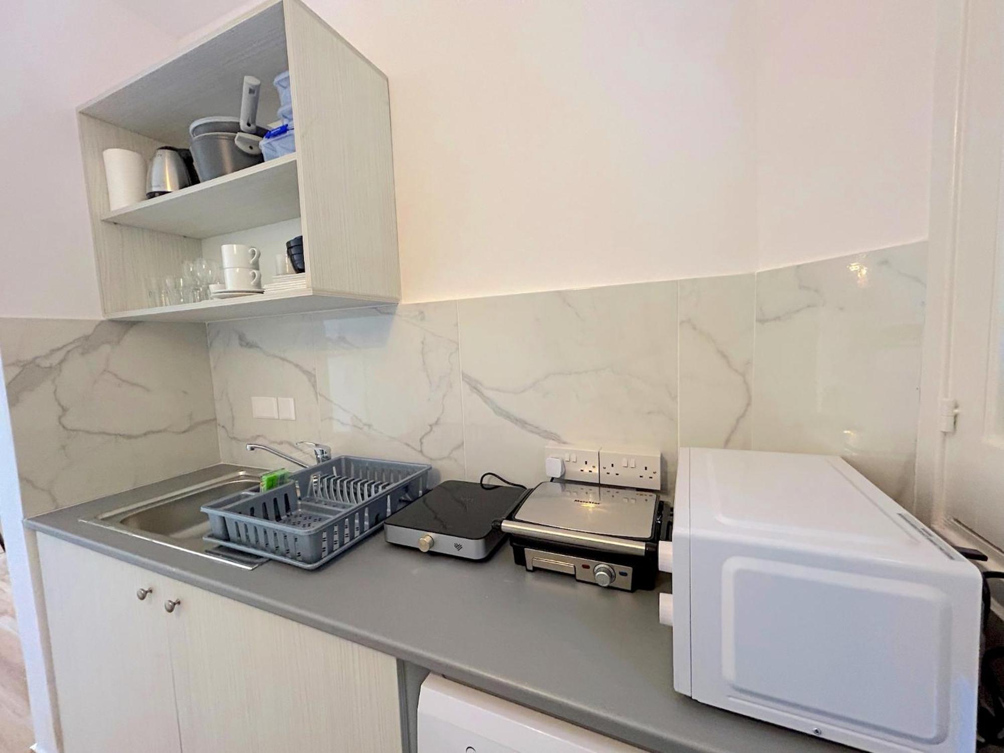 Queen Regina Suites By Platform 357 尼科西亚 外观 照片
