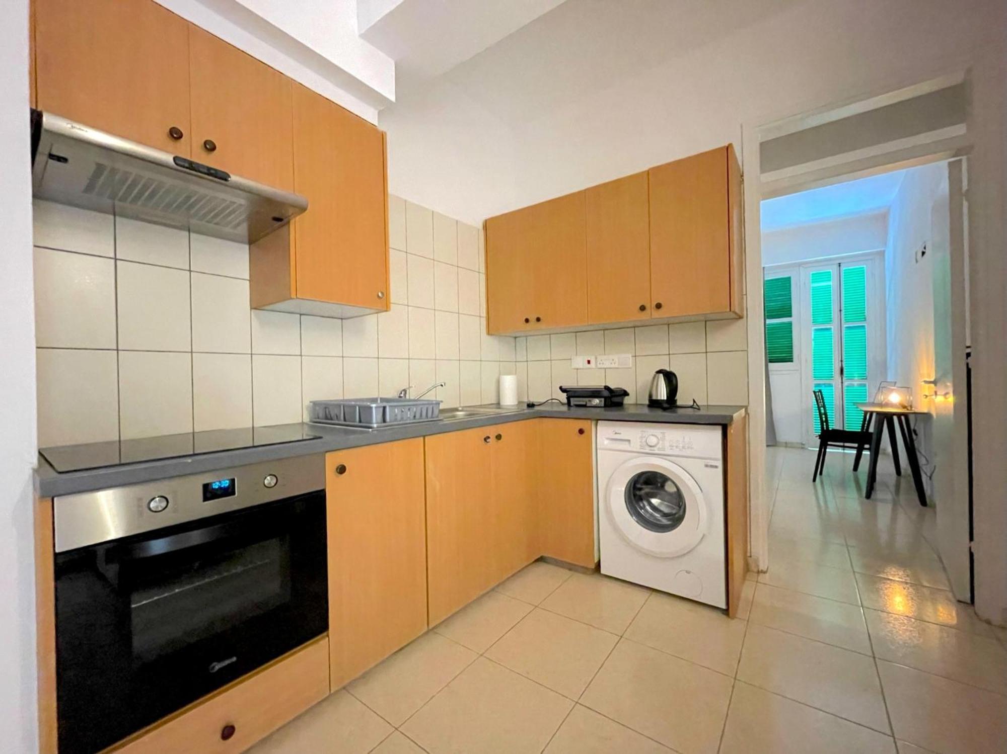 Queen Regina Suites By Platform 357 尼科西亚 外观 照片